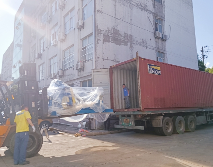 漢鼎7月出口300kg履帶牽引機和1600mm懸臂主動(dòng)放線(xiàn)設備